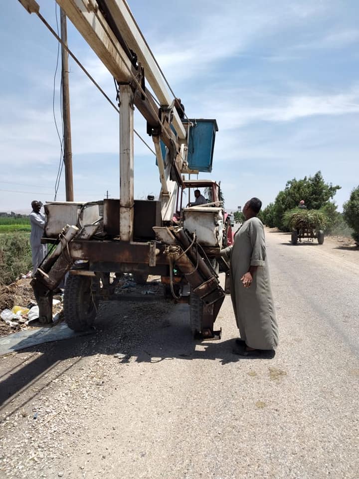 تغيير  الكابلات الأرضية  بهوائية بعد انقطاع التيار عن قرى الحاجر بالقنان بأسوان (1)